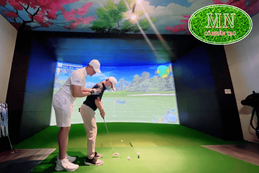 Hướng dẫn người chơi tại phòng Golf 3D
